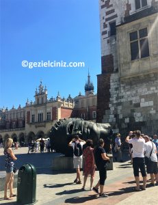 Krakow gezilecek yerler meydan heykel