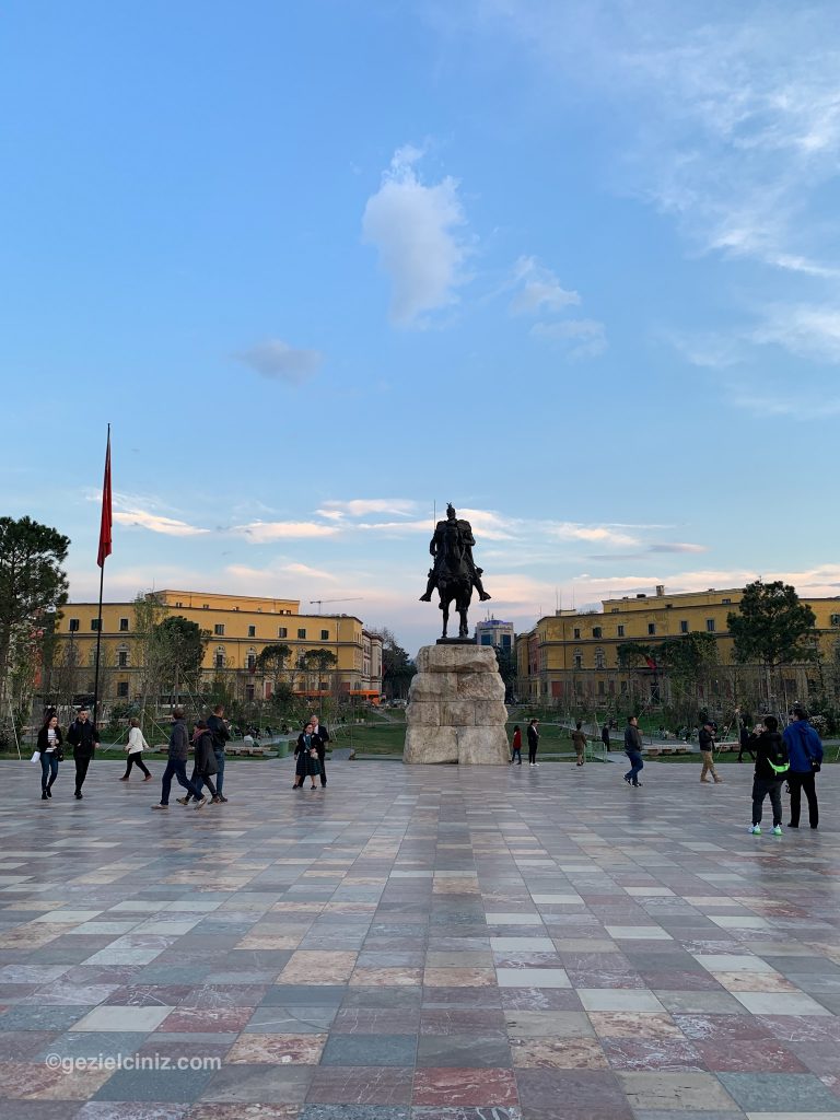 Tiran gezi rehberi meydan heykel